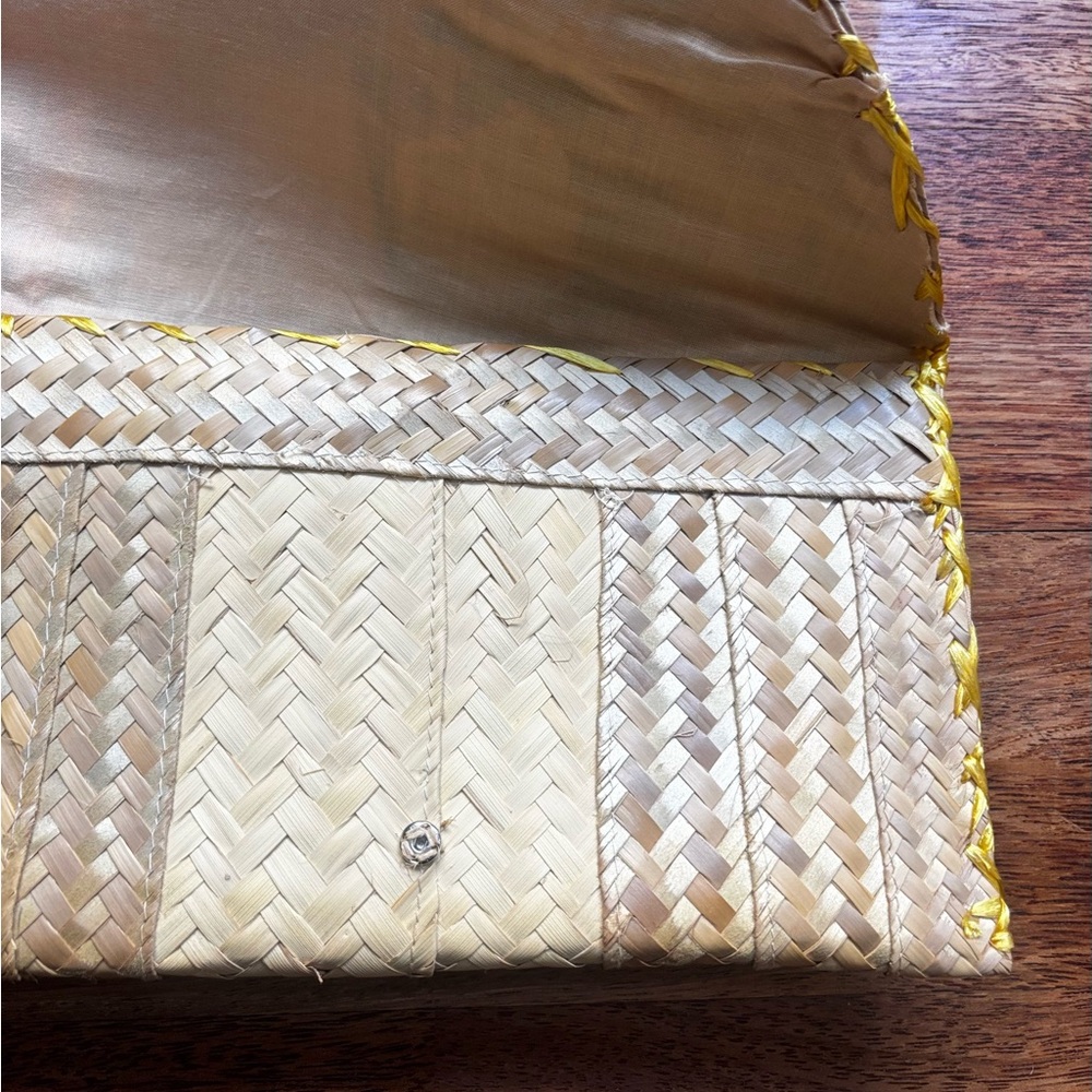 Vintage - Woven Rattan Clutch with Raffia Flowers - Tiki Style - Picture 8 of 10